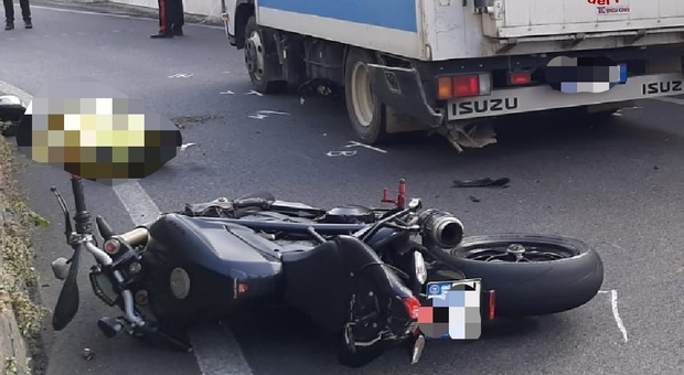 Frontale contro un furgone, motociclista resta incastrato e muore sul colpo