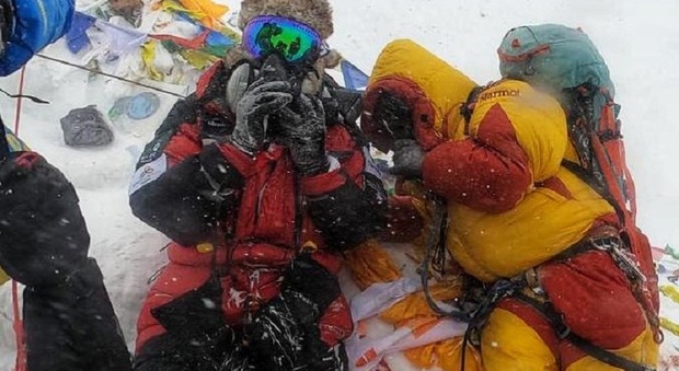 Raggiunge la vetta dell'Everest con le gambe amputate: è il primo uomo al mondo a compiere l'impresa