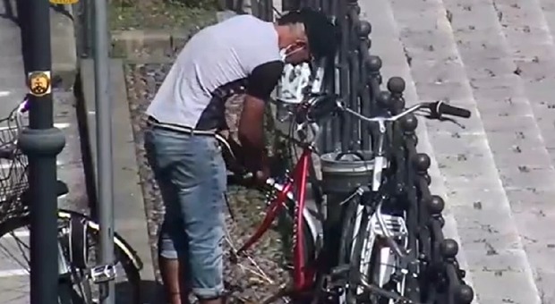 POLIZIA Sorpreso a rubare una bicicletta, tunisino finisce in manette