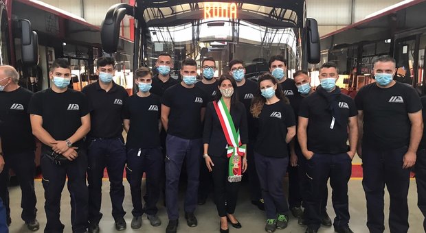 Virginia Raggi allo stabilimento di Industria Italiana Autobus di Flumeri