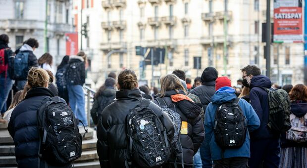 Milano e la Lombardia vanno a scuola di contagi: boom della fascia dai 14 ai 18 anni