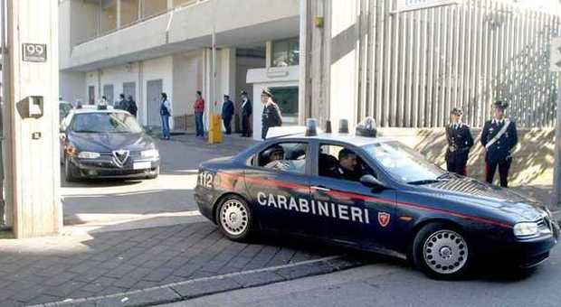 Picchia la madre e aggredisce i carabinieri, arrestato ventenne a Pontecagnano