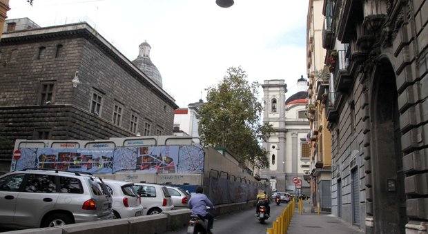 Napoli, tenta di rubare in un negozio e perde un dito: caccia aperta negli ospedali