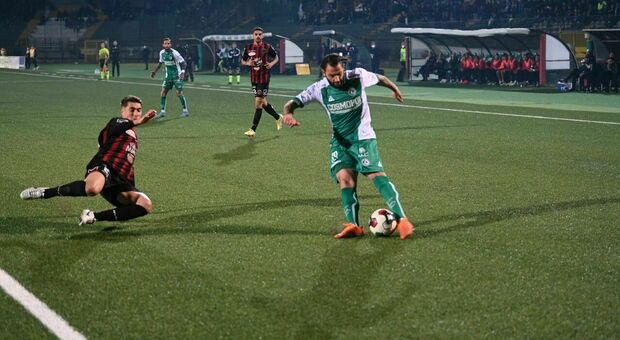 Avellino-Foggia, calciatore denudato dopo la partita: «Non sei degno di questi colori». In tre agli arresti domiciliari