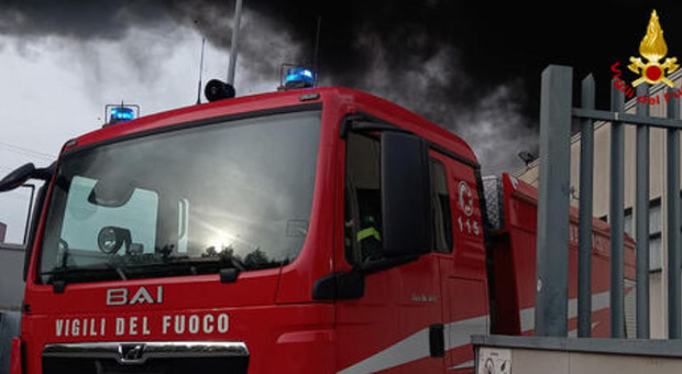 Incendio all'ospedale di Caltanissetta, rogo nella mensa: nube di fumo nero avvolge l'edificio