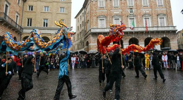 La pioggia non ferma i draghi cinesi: il centro di Macerata si accende per il Capodanno