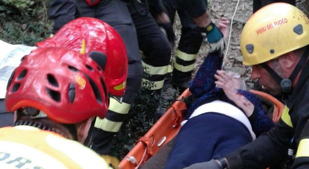 Anziana in pantofole cade in bosco: salvata dal Soccorso alpino