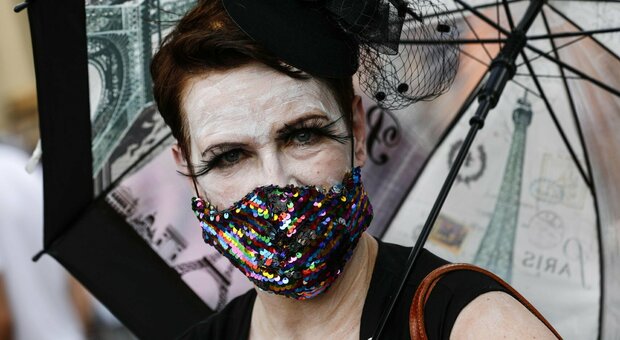 Virus, creata la «mascherina più costosa al mondo»: ordinata da un cinese, costa 1,5 milioni di dollari
