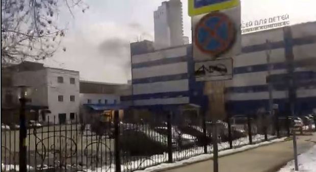 Mosca, incendio in un centro commerciale: evacuato l'edificio, diversi feriti