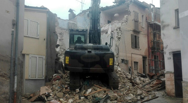 Le ruspe dell'Esercito abbattono le case lesionate dal Terremoto