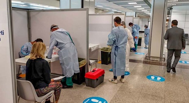 Coronavirus, caos tamponi per chi rientra dall'estero: solo a Roma, Venezia e Pescara si fanno in aeroporto