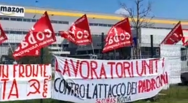 Amazon, manifestazione del sindacato Si Cobas davanti al centro di distribuzione di Passo Corese