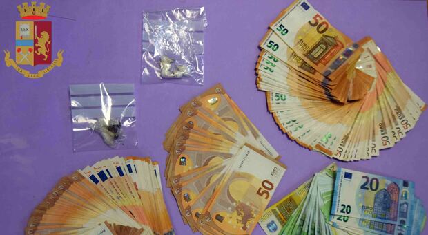 Cocaina e un giardino pieno di banconote sotto l'appartamento, pusher denunciato dalla polizia