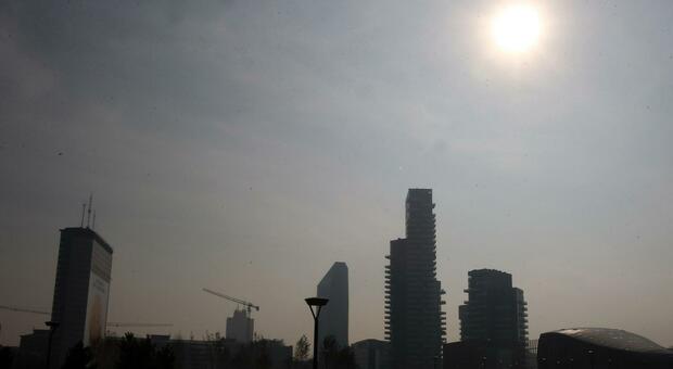 Milano, lo smog rialza la testa: da oggi i divieti di primo livello