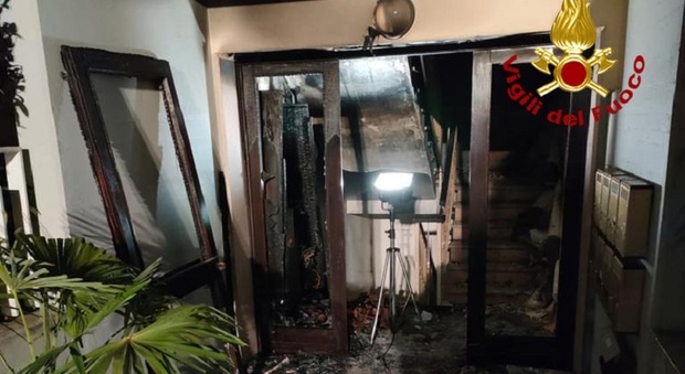 Quadro elettrico a fuoco, evacuato un condominio: due persone intossicate all'ospedale