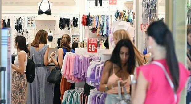 Roma, nei negozi arrivano gli acquisti "a rate": dai vestiti alle borse compri oggi e paghi quando puoi