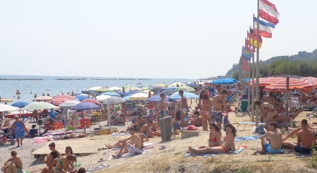 Fermo, la spiaggia sempre più stretta di Marina Palmense perde gli ombrelloni