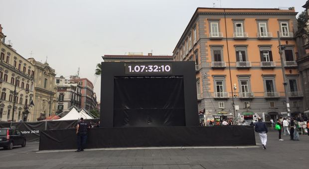 «Bomba» gigante con countdown a Piazza Dante