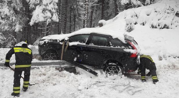 Forte nevicata sulle Dolomiti: frane, incidenti e passi chiusi. Auto senza catene