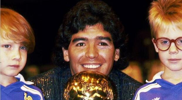 Diego Maradona con il Pallone d'Oro