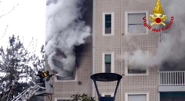 Milano, incendio in un palazzo di 14 piani: "Partito dal terzo", evacuati tutti i condomini