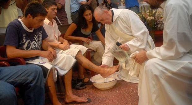 Papa Francesco in carcere lava i piedi ai detenuti e confida: «Mi devo operare»