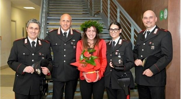 Veronica si laurea a Urbino e invita i carabinieri di Brecce Bianche che l'hanno salvata: «Ce l'ho fatta anche grazie a voi»