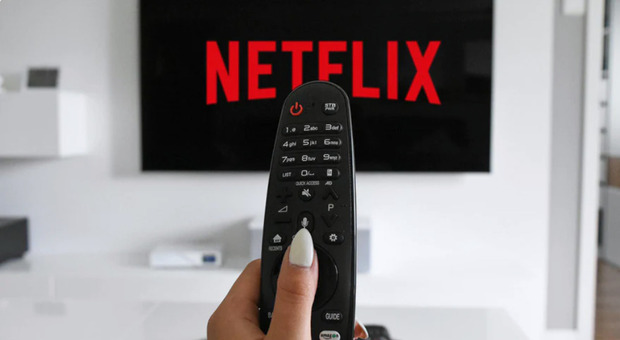 Netflix, ecco il primo abbonamento con pubblicità: quanto si risparmia in cambio dei “consigli per gli acquisti”
