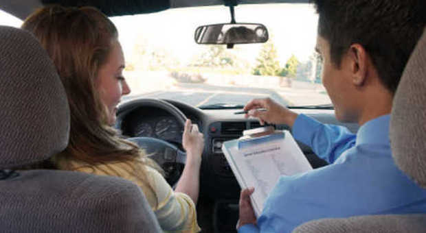 Olanda, gli istruttori di guida possono offrire agli allievi maggiorenni lezioni in cambio di sesso