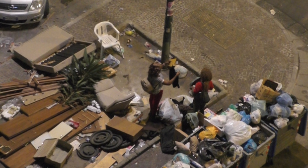 Napoli, prostitute tra i rifiuti a Fuorigrotta: monta la protesta dei residenti