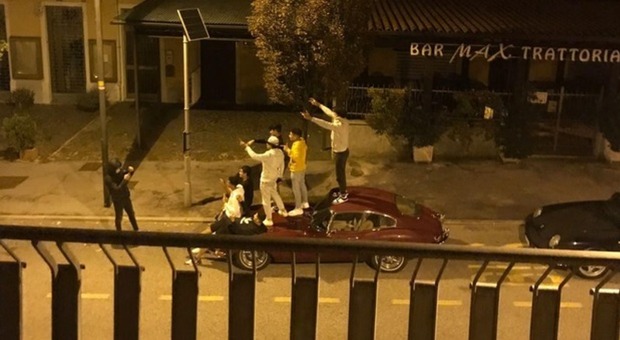 Trieste. Saltano sul tetto di un'auto d'epoca e si filmano: 8 minorenni nei guai