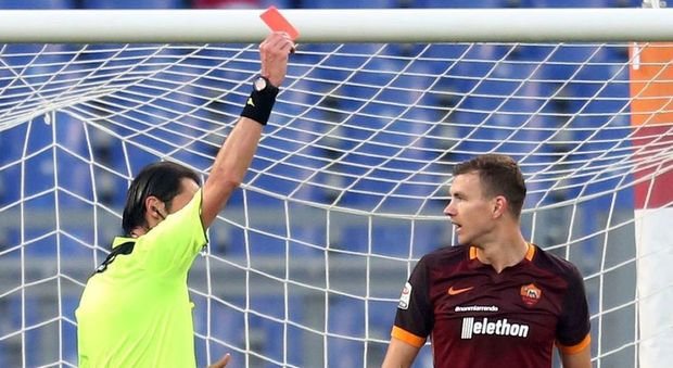 Dzeko, dai gol sbagliati al primo rosso in carriera: il bomber è nervoso e perso, la Roma lo aiuti