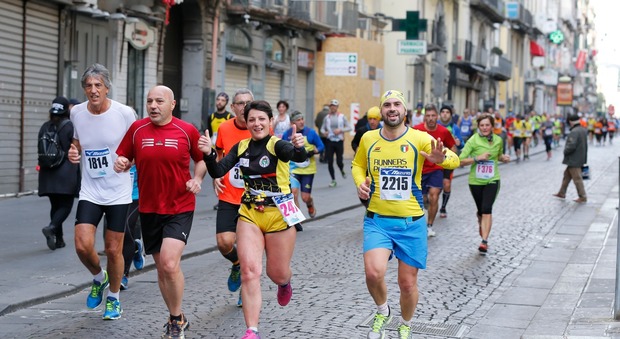 A Napoli la carica dei 3000: grande partecipazione alla mezza maratona di Carnevale