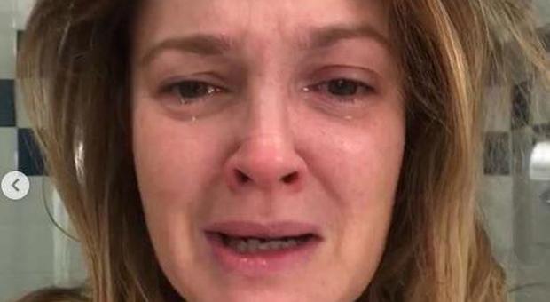 Drew Barrymore in lacrime per i suoi followers: «La vita può buttarti giù in un minuto»