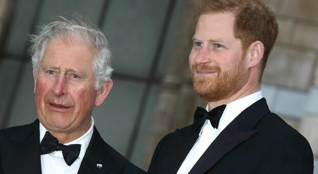 Re Carlo ed Harry, faccia a faccia prima dell'incoronazione. L'ex principe alla cerimonia senza Meghan