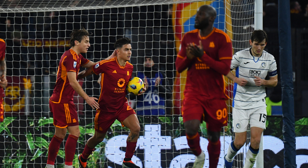 Dybala e il brutto gesto verso Koopmeiners dopo il gol: cosa è successo in Roma-Atalanta
