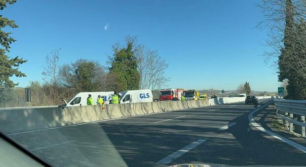 Tamponamento tra due furgoni a Maltignano: ferito un conducente, caos traffico
