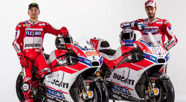 I due piloti Ducati per la MotoGP 2017 con la nuova DesmosediciGP17: Jorge Lorenzo (a sinistra) e Andrea Dovizioso