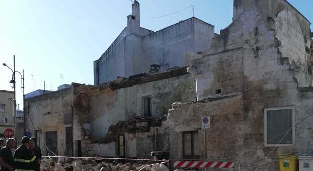 Paura nel centro del paese: crolla la facciata di un vecchio edificio