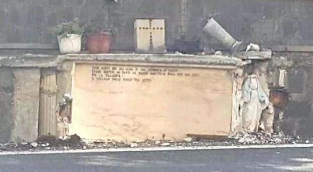 La lapide per i 7 morti del casello A3 vandalizzata e abbandonata