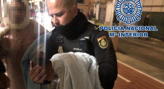 Bambino di due mesi colto da malore in casa, due poliziotti gli salvano la vita con la rianimazione