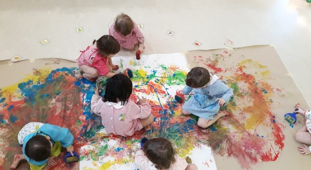 Bambini mentre giocano con i colori