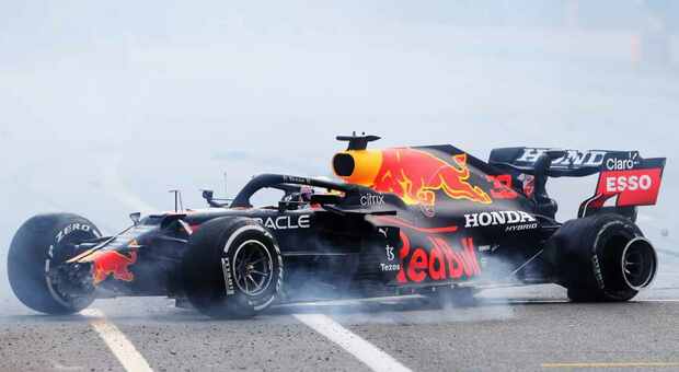 A Max Verstappen esplode un pneumatico d Baku