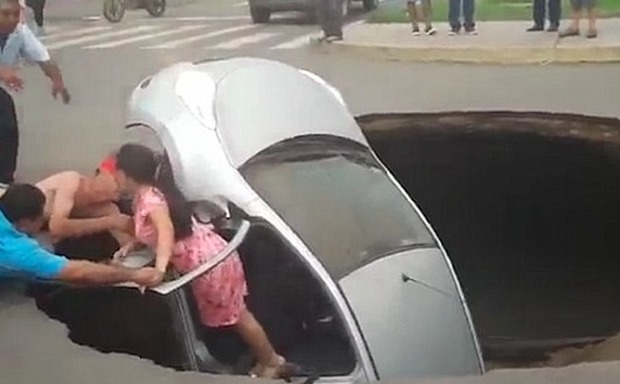 Perù, si apre una voragine nell'asfalto: inghiottita auto con tre persone