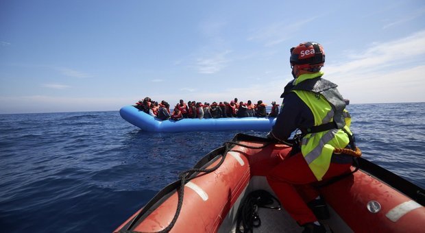 Migranti, in 45 sbarcano direttamente a Lampedusa, ma la Sea Watch resta al largo