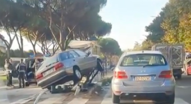 Roma, 86enne si schianta con l'auto sulla fermata dell'autobus
