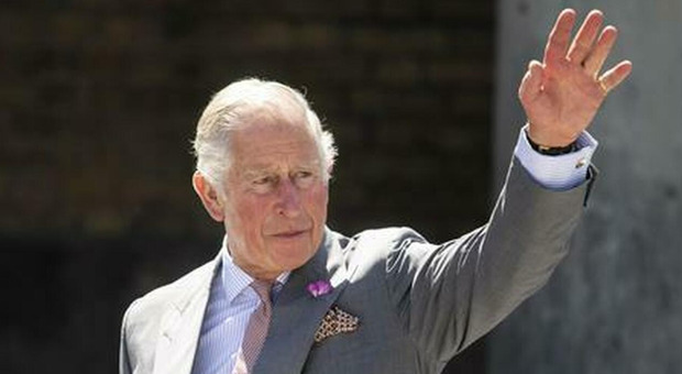 A Londra il principe Carlo porterà l'acqua del Giordano con le bottigliette d'acqua: ecco a cosa servirà