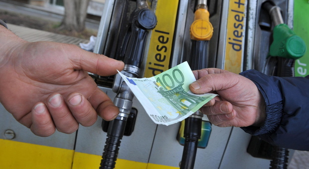 La mappa dei distributori: benzina e gasolio mai sotto i 2 euro, il metano sfiora i 5