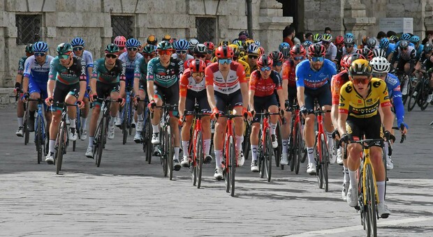 Tirreno-Adriatico: Roglic vince allo sprint a Tortoreto, il nuovo leader della classifica è il tedesco Kamna