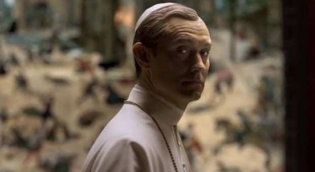 The Young Pope trionfa a Los Angeles Sorrentino e Law: sì a nuove stagioni